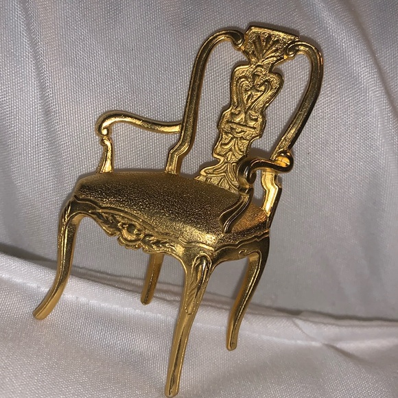 Vintage JJ brushed, gold realtor pin, beautiful Brooch. Looking for a new home! - Picture 5 of 8